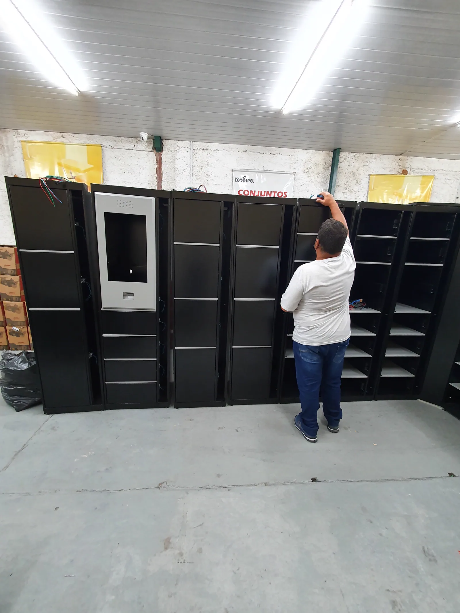 Smart Lockers Oppitz durante a montagem na fábrica